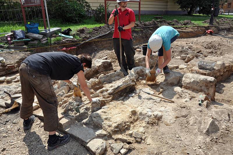 Archeologický nález části kamenného mostu na Zámeckém náměstí v Teplicích.