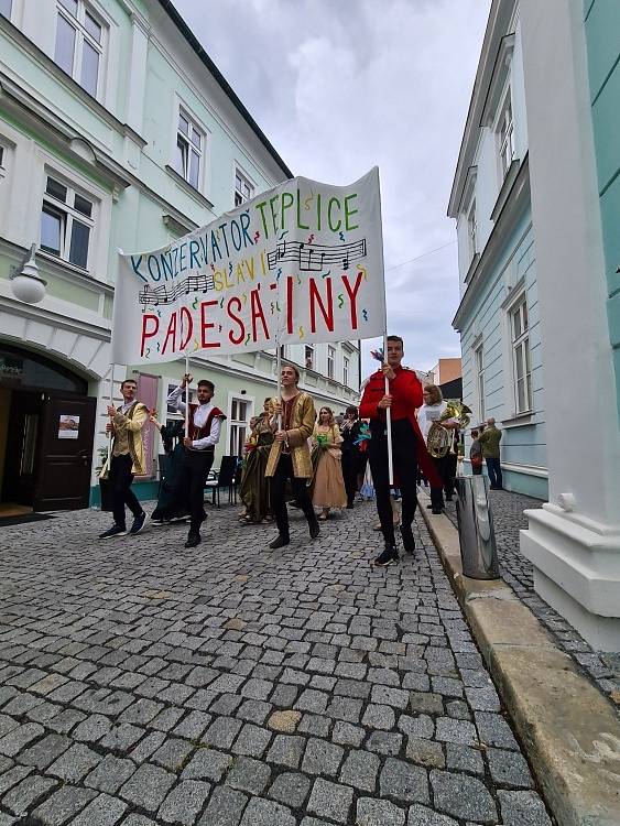 Slavnostní průvod teplické konzervatoře lázeňským městem.