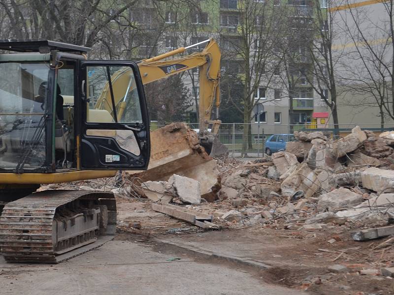 Po bývalém hotelu Imperátor v teplické části Trnovany už zůstaly jen hromady cihel.