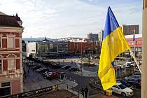 Ukrajinská vlajka na radnici v Teplicích.