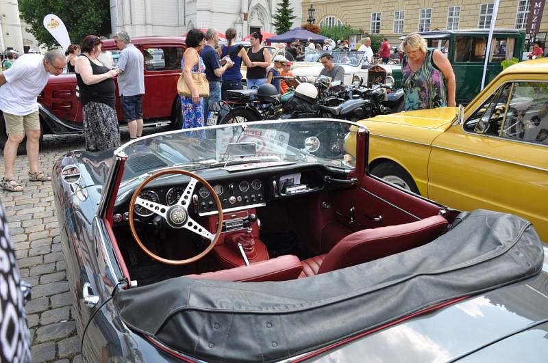 Automobilová historie zaplnila náměstí u zámku