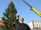 První vánoční strom do Teplic přivezli v pátek dopoledne