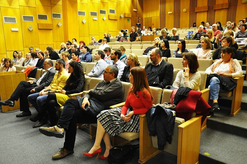 Konference centra pro diagnostiku a léčbu demyelinizačních onemocnění se konala v přednáškovém sále Polikliniky Nemocnice Teplice