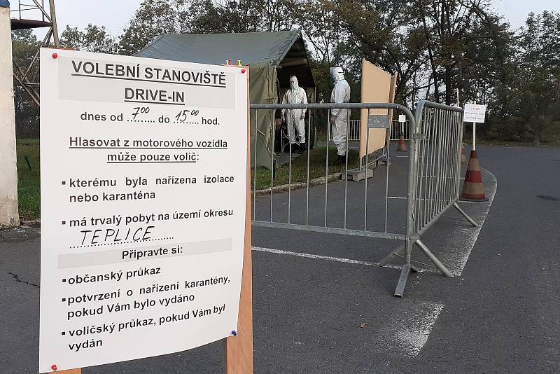 V Teplicích mohou lidé v karanténě volit na parkovišti u fotbalového stadionu na Stínadlech.