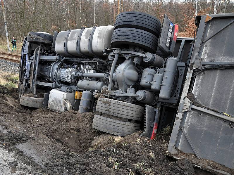 Nákladní auto se převrátilo mezi Hájem a Jeníkovem