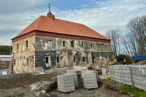 Z rekonstrukce zámku v Mirošovicích.