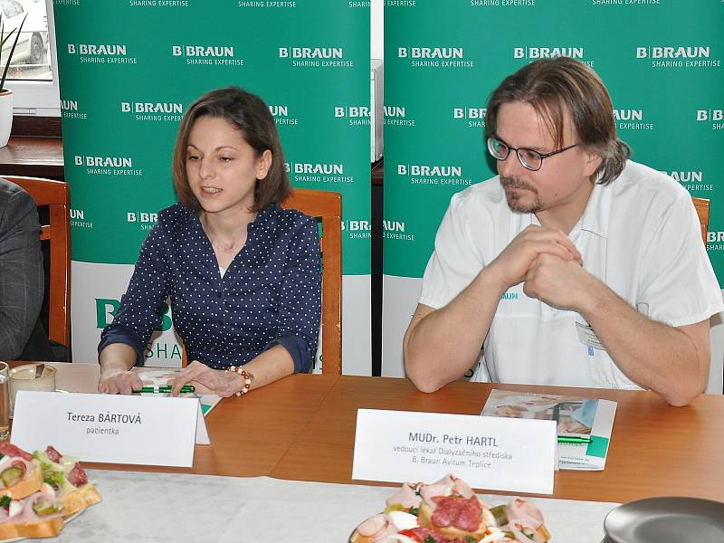 Pacientka Dialyzačního střediska B. Braun Avium v Teplicích Tereza Bártová z Oseka na Teplicku a primář střediska MUDr. Petr Hartl.