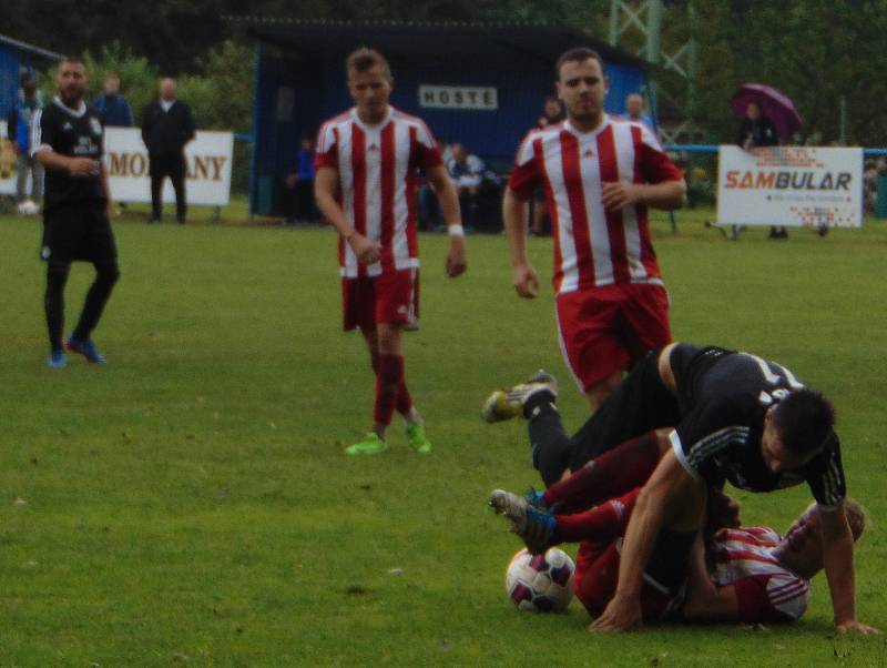 Okresní derby v krajském přeboru mělo výbornou úroveň. Z výhry 2:1 nad Sokolem Srbice se radovali domácí fotbalisté Baníku Modlany.