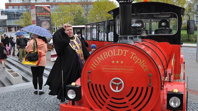 Turistická mašinka jménem Humboldt bude po historickém centru a lázeňských centrech Teplic jezdit od května až do října.