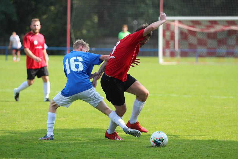 Proboštovští (v červeném) doma nezvládli duel se Šluknovem, padli 1:2.