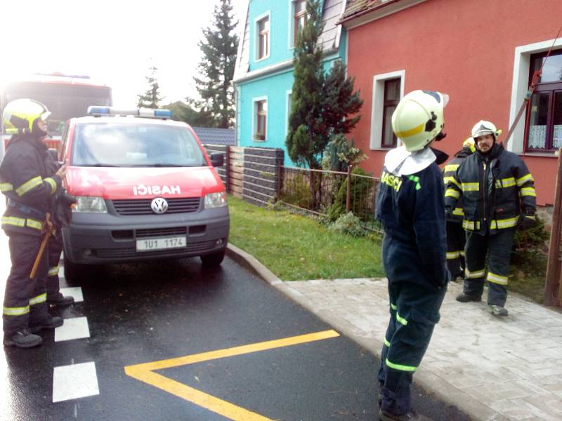 Vítr řádil i v Proboštově na Teplicku. Kromě polomů také odfoukl kus střechy na domku rodiny Mouchových.