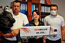 Sambular předal v minulých dnech na terminále v Krupce Románkovi a jeho rodičům částku téměř 85 tisíc korun.