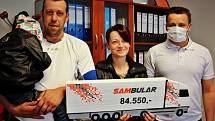 Sambular předal v minulých dnech na terminále v Krupce Románkovi a jeho rodičům částku téměř 85 tisíc korun.
