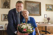 Seniorka Marie Chalupníková z Teplic oslavila nedávno 100 let. K významnému jubileu je poblahopřál i primátor Teplic Hynek Hanza.
