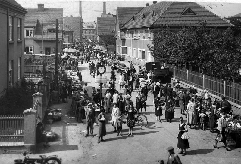 Poznejte město na historické fotografii.