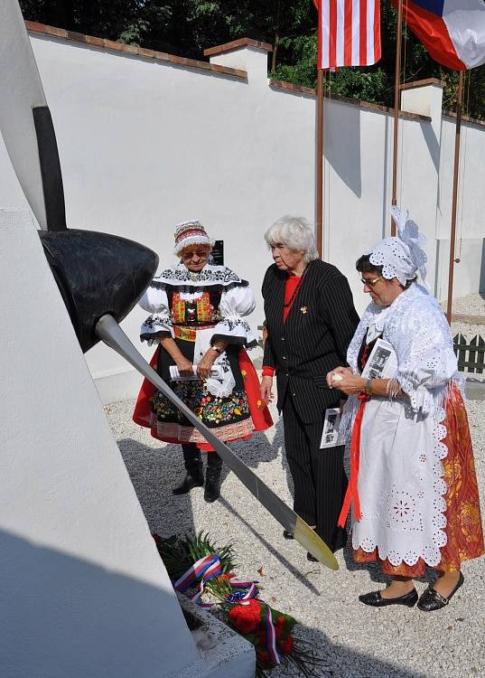 Na Městském hřbitově v Duchcově v pondělí odpoledne uctili památku amerických letců sestřelených nad dolem Alexandr.