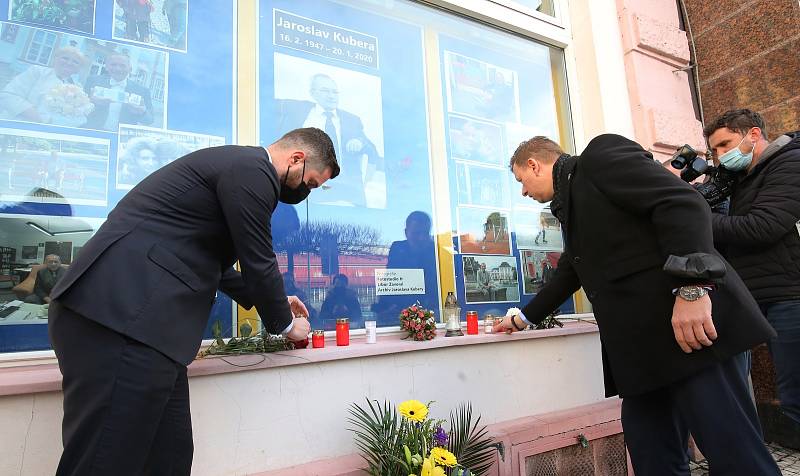Představitelé města a zaměstnanci Magistrátu v Teplicích uctili ve středu 20. ledna 2021 památku před rokem zemřelého Jaroslava Kubery.