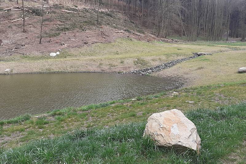 Revitalizované zóny v Bořislavi, kde jsou umělé nádrže v přírodě pro zadržování vody.