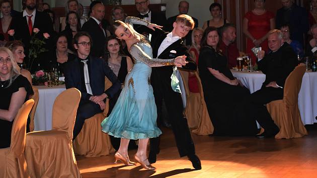 FOTO: V divadle se uskutečnil ples města Teplice. Zazpíval i Pepa Vojtek -  Teplický deník