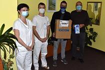 Zástupci FK Teplice předali teplické nemocnici respirátory FFP3