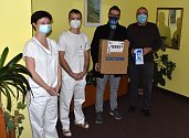 Zástupci FK Teplice předali teplické nemocnici respirátory FFP3