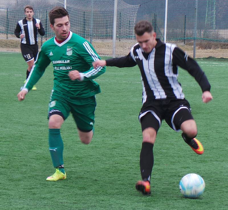 Baník Modlany - TJ Krupka 0:3, zápas se hráv na umělé trávě v Srbicích.