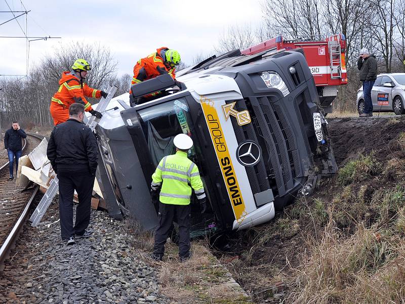 Nákladní auto se převrátilo mezi Hájem a Jeníkovem