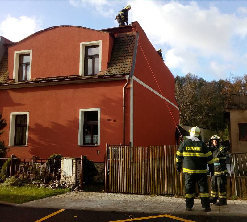 Vítr řádil i v Proboštově na Teplicku. Kromě polomů také odfoukl kus střechy na domku rodiny Mouchových.