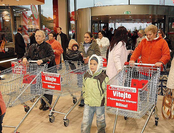 V Bílině je nový hypermarket