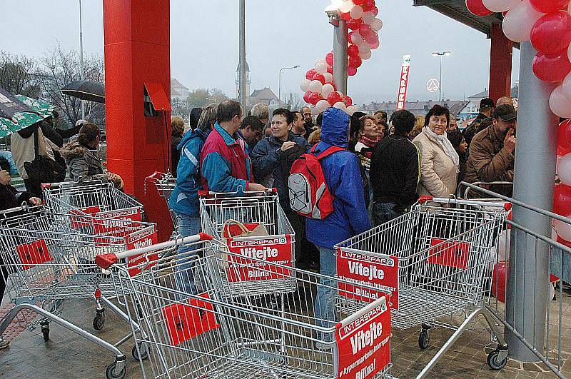 V Bílině je nový hypermarket