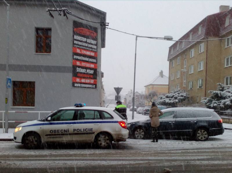 Ranní nehoda v Proboštově. Řidička narazila na zábradlí v ulici kapitána Jaroše