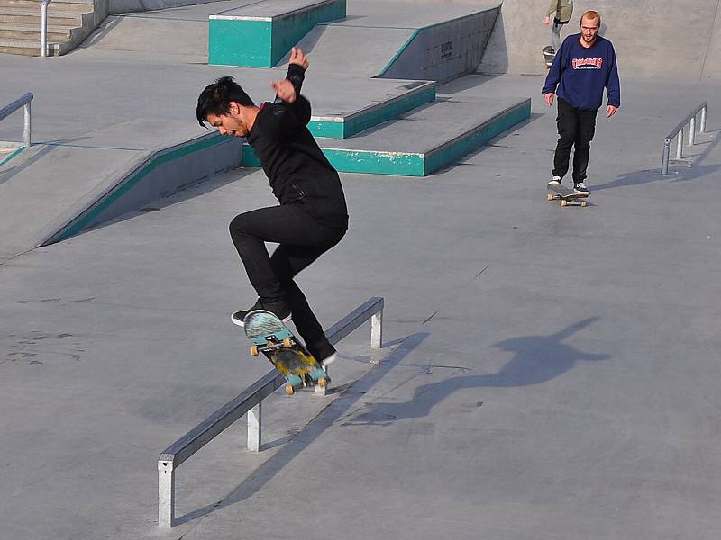 Ze skateparku na Angru v Teplicích. Součástí areálu je také kilometrový asfaltový okruh pro bruslaře.