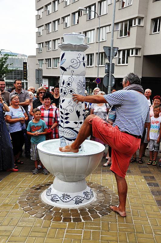 Slavnostní spuštění Porcelánové fontány před Krušnohorským divadlem v Teplicích