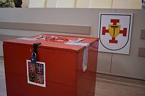 Volby na Teplicku, volební místnosti v Bystřanech. Ilustrační foto.