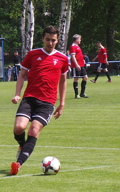 Okresní přebor, skupina A: TJ Proboštov B (ve žlutých dresech) - FK Rtyně nad Bílinou 3:1 (1:1).