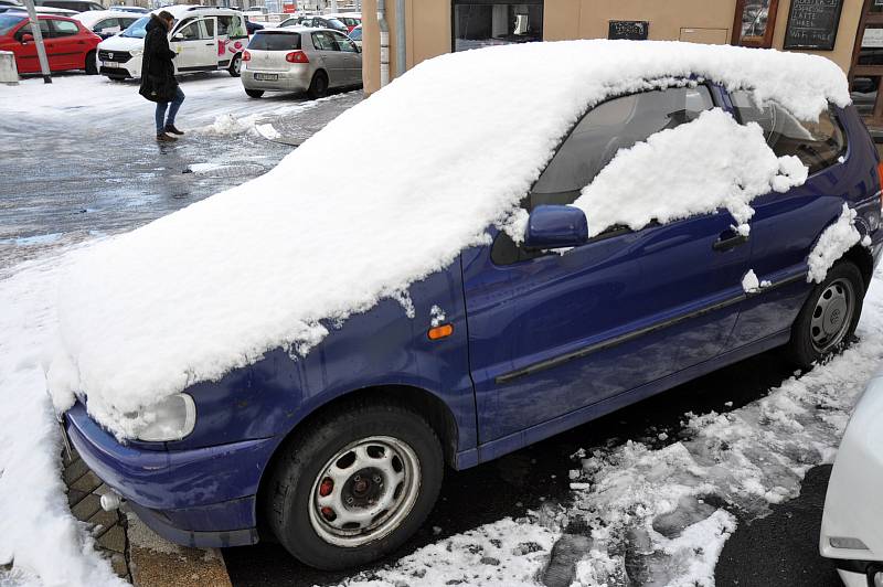 Sníh udělal radost hlavně dětem. Méně už chodcům, řidičům a silničářům