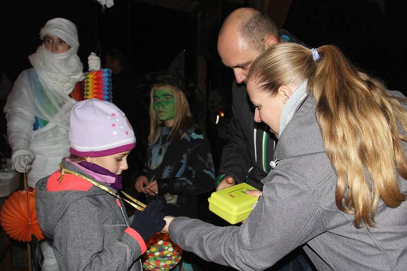 V sobotu večer se ve Bžanech konalo tradiční dýňování s lampionovým průvodem