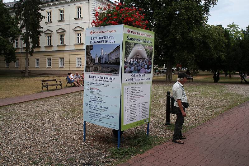 Mušle v Teplicích, v šanovském parku. Letní koncerty pořádá DK Teplice.