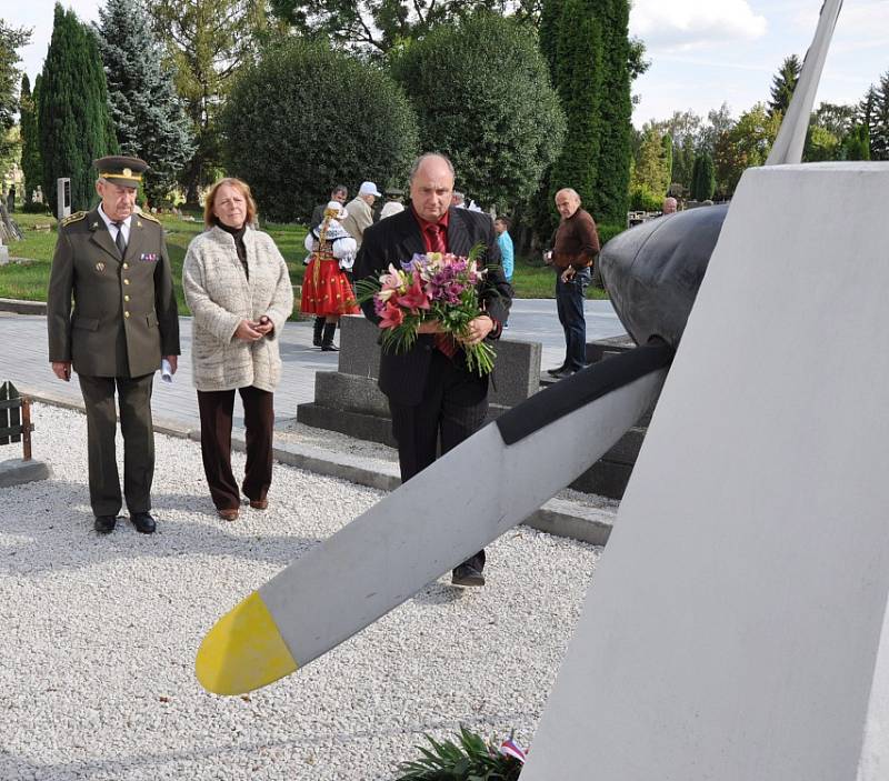 Na Městském hřbitově v Duchcově v pondělí odpoledne uctili památku amerických letců sestřelených nad dolem Alexandr.