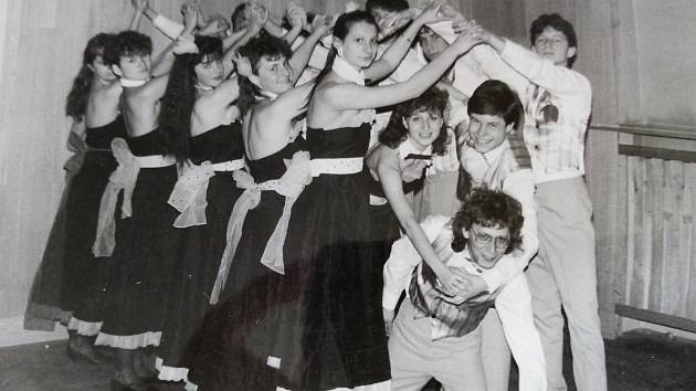 Kankán v roce 1988. Taneční klub při KPS v Moravských Budějovicích svým vystoupením sklízel úspěchy v blízkém i širokém okolí díky skvělé choreografii a vedení tanečních mistrů - manželů Brychových.