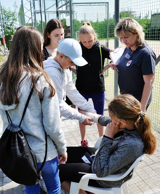 Oblastní kolo soutěže mladých zdravotníků ČČK se konalo v areálu ZŠ Bílá cesta v Teplicích.