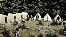 Letní tábor v Kunžaku u rybníka Komorník  v roce 1966.