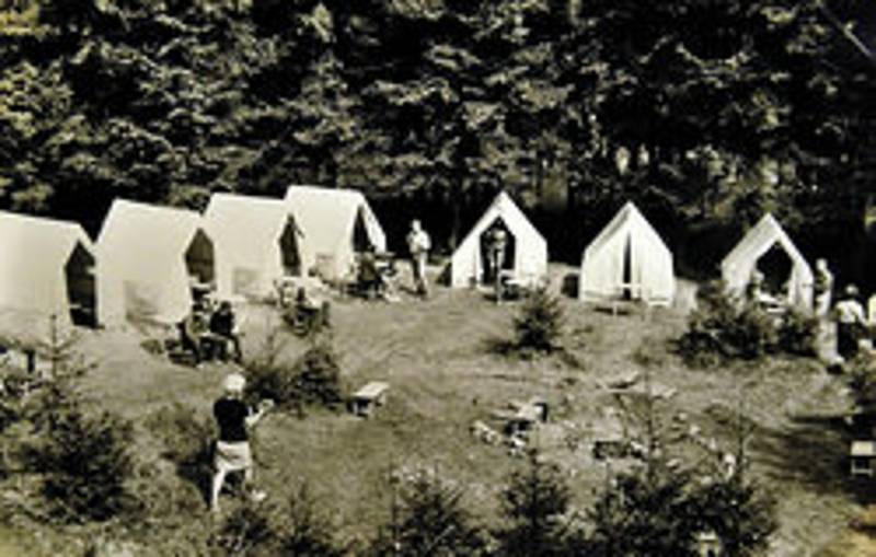 Letní tábor v Kunžaku u rybníka Komorník  v roce 1966.