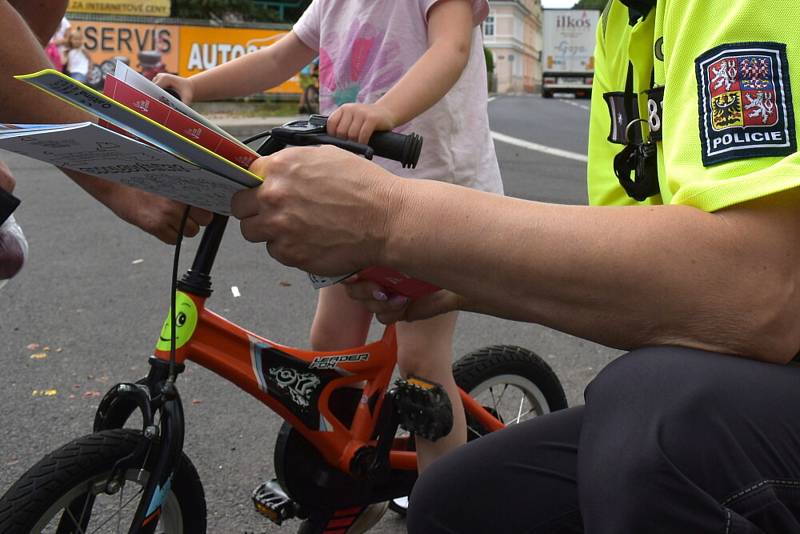 Preventivní policejní akce zaměřená na správné vybavení kola se konala 30. června v Újezdečku.