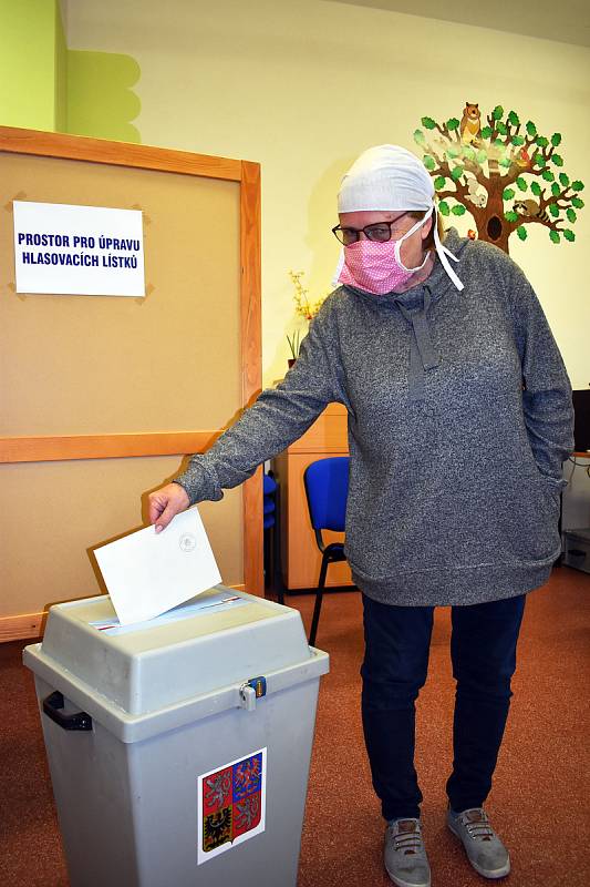 První kolo senátních voleb v Duchcově.