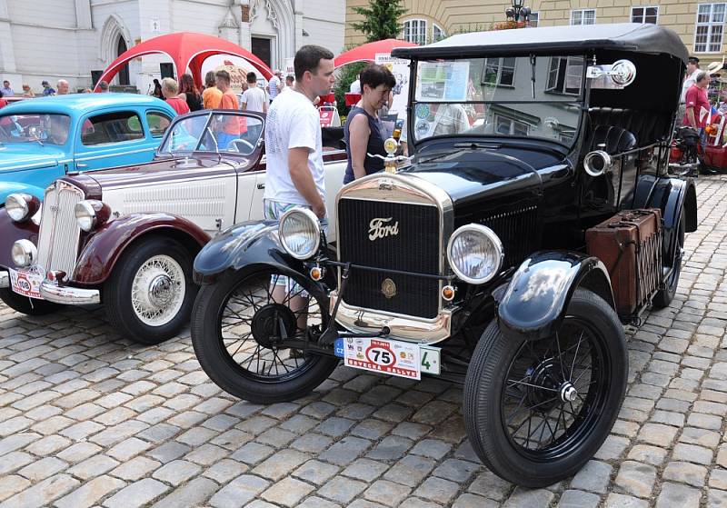 Automobilová historie zaplnila náměstí u zámku