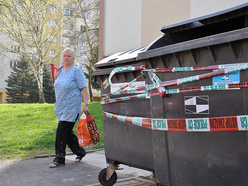 Bezdomovec našel mrtvolku dítěte v kontejneru ve Zrenjaninské ulici v Teplicích. Policie všechny kontejnery okolo místa činu v ulici obehnala policejní páskou a prohledávala je.