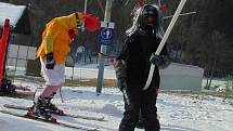 Tradiční karneval na sněhu zakončil v neděli 28. ročník lyžařské školy Snow v Mikulově na Teplicku.