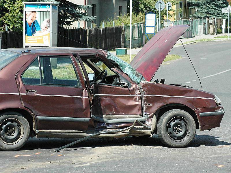 Nehoda osobního auta a autobusu - Kamenný pahorek