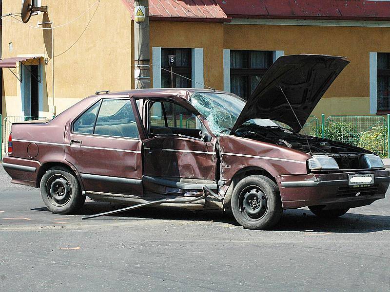 Nehoda osobního auta a autobusu - Kamenný pahorek